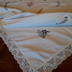 Old hand-embroidered linen tablecloth with lace border, floral embroidery, tablecloth 142 x 114 cm, vintage brocante, country house home decor