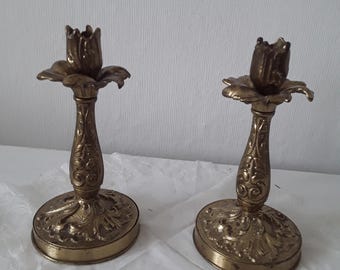Par de candelabros de latón antiguo, candelabros, candelabros con decoraciones en relieve, hallazgo de un castillo francés, brocante vintage, decoración de casa de campo