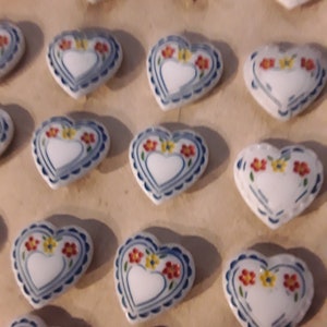24 antieke glazen knopen hartvormig handbeschilderd bloemendecor Gablonz knoopkaart naaiwerk naaiaccessoires vintage brocante verzamelobjecten