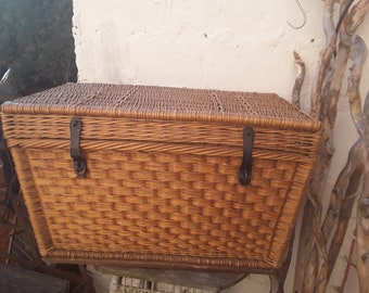 Old XL wicker basket lidded basket wicker chest travel chest laundry chest storage Victorian antique vintage boudoir brocante decoration