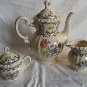 cafetera antigua azucarero jarra de leche servicio de café vajilla de café Mitterteich porcelana relieve ramo de flores vintage brocante casa de campo