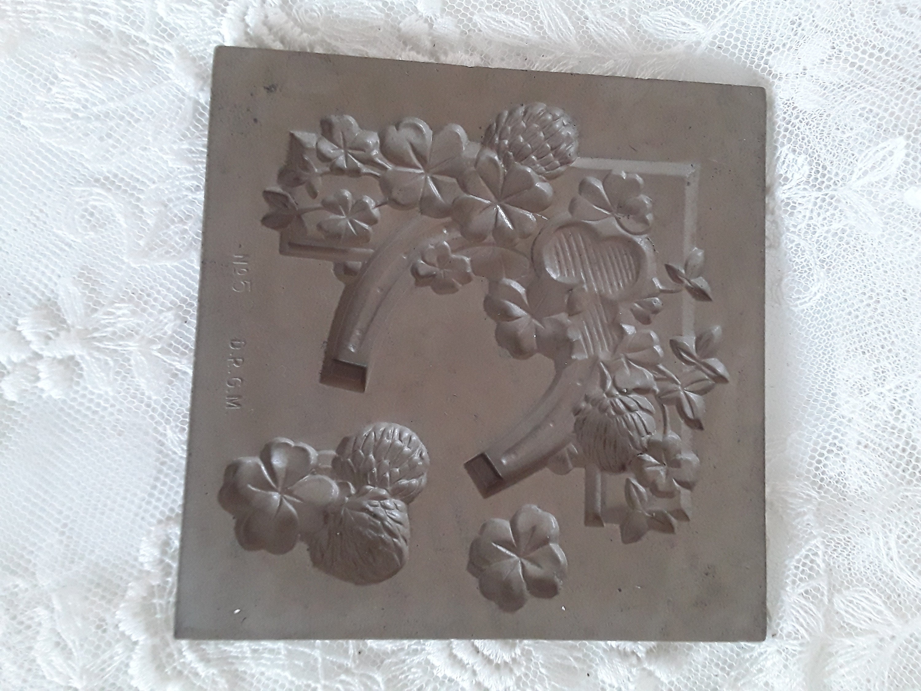 Antique D.R.G.M. Moule en pâte d'amande fer à cheval et feuille de trèfle moule en bakélite moule à chocolat victorien vintage brocante maison de campagne cuisine