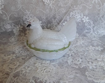 Antikes weißes Opalglashuhn Butterhuhn Glashenne auf Nest weiß & grüner Rand viktorianisch french Vintage Boudoir  Brocante  Dekoration