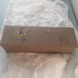 Caja de tela antigua bordado floral joyero guantera boho almacenamiento francés vintage boudoir brocante decoración