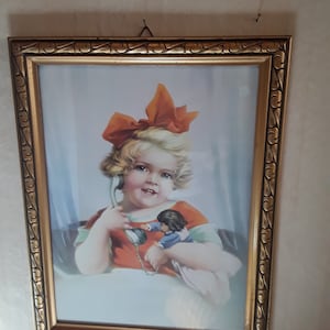Può includere: Un'illustrazione vintage incorniciata di una bambina con un fiocco rosso nei capelli, che tiene una bambola e un telefono vintage. La bambina indossa un vestito rosso e lo sfondo è azzurro chiaro.
