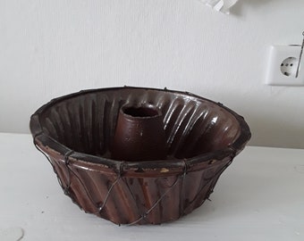 Ancien grès Guglhupf moule à pâtisserie treillis métallique moule à gâteau en pot à la main faïence poterie vintage brocante décoration de maison de campagne