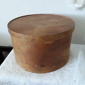 Antique hat box *Grand Prix Paris * birchwood box bentwood box hat case hat box 19th century vintage brocante country house decoration