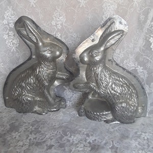 Antique 30 x 21 cm chocolate mold, rabbit shape, 2-piece metal baking mold, sitting Easter bunny on nest, chocolate mold, vintage brocante, country house decoration.