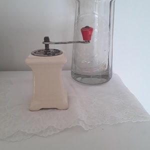 Stary ceramiczny młynek do pieprzu z korbką, młynek do przypraw, dekoracja kuchni z lat 30. Kitchenalia, dekoracja domu w stylu wiejskim Brocante