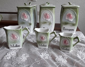 3x antiker Milchkrug Messbecher Porzellankrug mit Rosenrelief und Aufschrift Kitchenalia Vintage Brocante Landhaus Deko