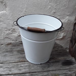 old enamel bucket with handle & wooden handle white 10 liter water bucket metal bucket enamelware planter vintage brocante country house decoration