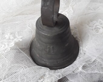 Antike Bronzeglocke Kuhglocke mit Halterung handgemachte Alpenländische Glocke Bauernhof rustikale Vintage Shabby Brocante Landhaus Deko