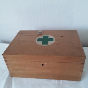 Antique first aid kit made of wood, first aid kit, medicine cabinet, legally protected &quot;First Aid Wooden Box&quot; wooden box vintage brocante country house decoration