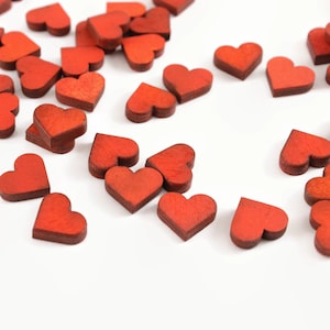 100 confeti de boda. confeti de madera roja. pequeños corazones rojos. confeti de boda roja. decoraciones e ideas de bodas. decoraciones de boda