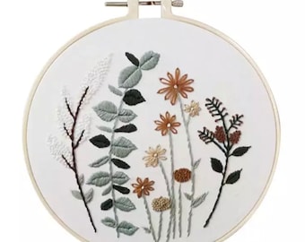 Hand Embroidery Kit for Beginners 15cm - Embroidery Design - DIY Needlework Craft Project with Pattern - Modern Embroidery Wild Flowers