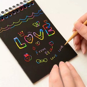 Lot de 10 papiers à gratter arc-en-ciel magiques avec grattoir - Papier créatif pour enfants - Papier à gratter coloré pour activité enfants - Fabrication de cartes