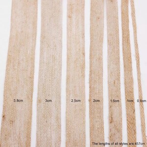 Op de afbeelding: Zeven stroken natuurlijke jute touw in verschillende breedtes, vari&euml;rend van 0,6 cm tot 3,8 cm. De lengtes van alle stijlen zijn 457 cm.
