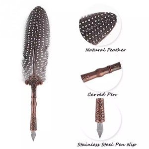 Pode incluir: Uma caneta de caligrafia de estilo vintage com uma pena natural, um porta-canetas de madeira esculpida e uma pena de a&ccedil;o inoxid&aacute;vel. A caneta &eacute; de cor cobre escura.