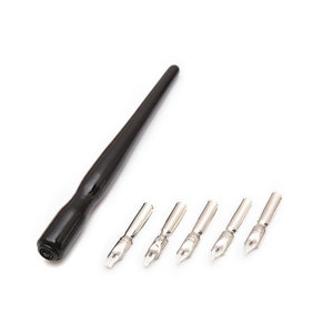 Puede incluir: Una pluma de caligrafía negra con mango de madera y cinco plumillas plateadas.