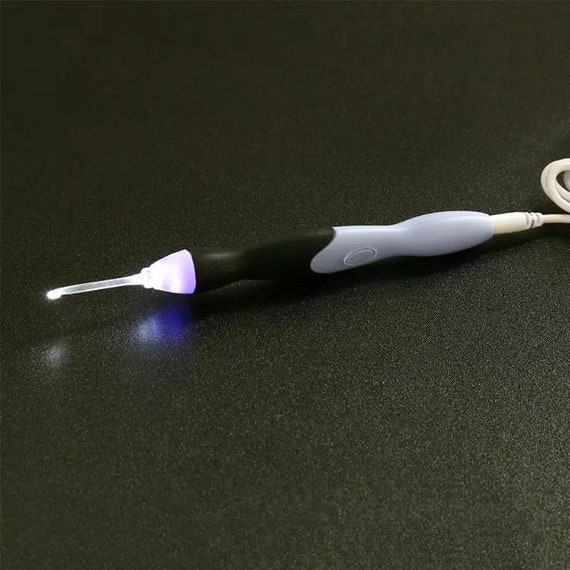 Rechargeable crochet hook set with light