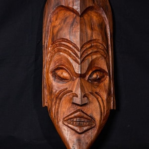 Maschera in legno africano fatta a mano / Anni &#39;70 / Intagliato / Arte tribale dall&#39;Africa / 19&quot; Arte maschera dai toni rossi unica e intagliata a mano / Sequoia pesante