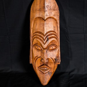 Handgemachte afrikanische Holzmaske / 1970er Jahre / geschnitzt / Stammeskunst aus Afrika / 20&quot; Einzigartige und handgeschnitzte rot-getönte Maskenkunst