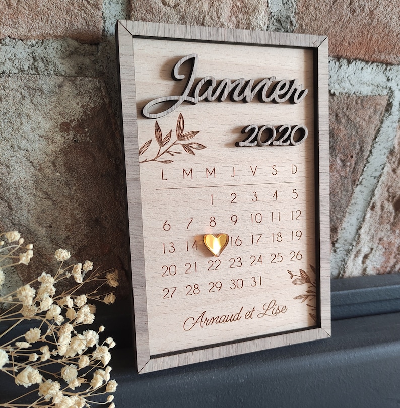 Cadre en bois personnalisé couple Saint Valentin Calendrier date anniversaire de rencontre, mariage prénom Cadeau de mariage image 1