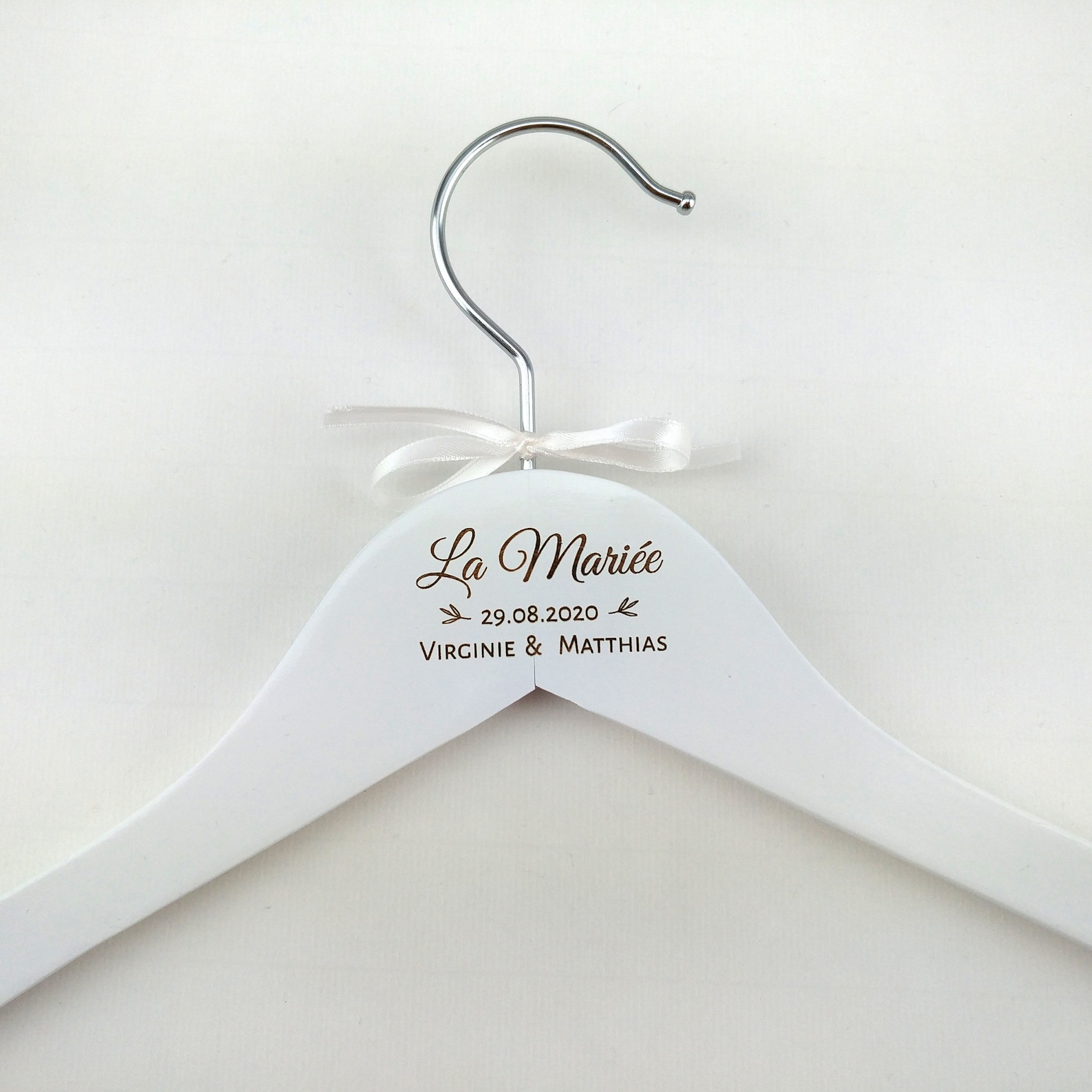 cintre-mariage-personnalis-cintre-bois-grav-etsy-france
