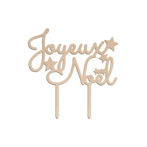 Peut inclure: Un topper de gâteau en bois avec l'inscription "Joyeux Noël" en écriture cursive et cinq étoiles. Le topper est conçu pour être placé sur un gâteau.
