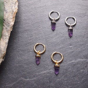 Mini orecchini a cerchio con goccia di ametista in oro e argento