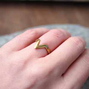 anello geometrico in ottone