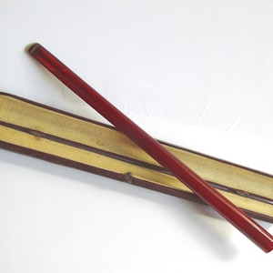 Extraordinaria boquilla para cigarrillos de baquelita color ámbar cereza de los años 20 y 30, con boquilla larga poco común y estuche de cuero.