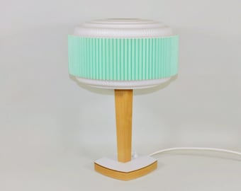 Lampe de table RDA des années 60 42 cm bois plastique simple vert bureau abat-jour plissé milieu du siècle 70 upcycling vintage