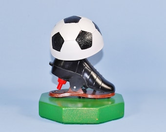 Unique lampe de table de football lumière veilleuse petit sport chambre d'enfant drôle plastique stéatite vert blanc boule noire upcycling vintage