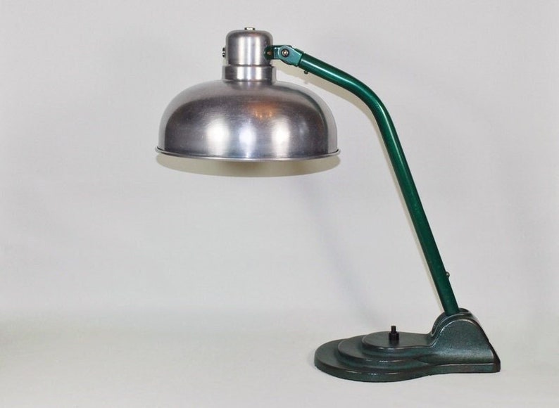 40er Jahre Bauhaus Tischlampe Leuchte Büro Werkstatt Metall Aluminium Hala grün schlicht vintage Bild 1