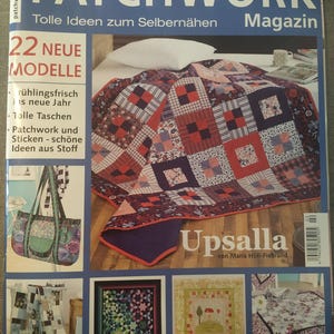 以下が含まれることがあります： 2/2012発行の「PATCHWORK Magazin」の表紙。赤、青、白の正方形が特徴的なカラフルなパッチワークキルトが掲載されています。パッチワークバッグやキルトの写真も掲載されています。