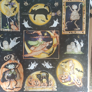 Könnte beinhalten: Ein schwarzer Stoffpaneel mit mehreren Illustrationen zum Thema Halloween, darunter eine Hexe auf einer Mondsichel, eine Mumie, eine schwarze Katze, Geister, Grabsteine und eine Figur, die aus einem Kürbis hervorkommt, auf dunklem Grund.