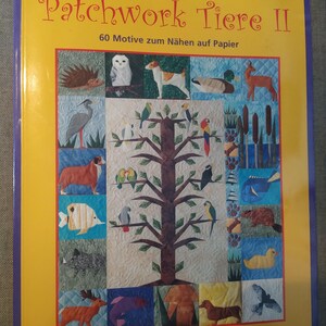 Könnte beinhalten: Ein Buch mit dem Titel "Patchwork Tiere II" mit gelbem Einband und einem Patchwork-Tiermotiv. Das Cover zeigt verschiedene Tierillustrationen, darunter eine Eule, einen Hund und ein Reh, mit Text auf Deutsch.