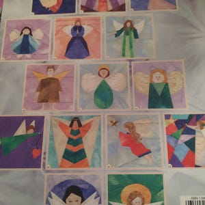 Könnte beinhalten: Eine Sammlung von vierzehn quadratischen Quiltblockmustern mit stilisierten Engeln in verschiedenen Farben und geometrischen Designs. Jeder Block ist nummeriert und zeigt unterschiedliche Stoffkombinationen, Flügelformen und Posen auf hellem Grund.