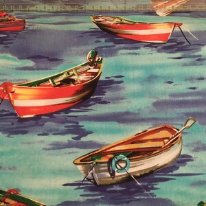 Könnte beinhalten: Aquarellmalerei von kleinen Booten, die auf türkisfarbenem Wasser schwimmen. Die Boote sind in verschiedenen Farben bemalt, darunter rot-weiße Streifen, Grün und Braun. Einige Boote haben Ruder oder kleine Segel.