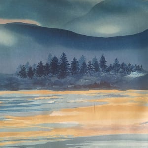 Könnte beinhalten: Ein Stoff mit einem Aquarell-Landschaftsdesign. Die Szene zeigt blaue Berge, einen Wald aus dunkelgrünen Bäumen und ein Gewässer mit gelben und blauen Farbtönen. Der Gesamteffekt ist ruhig und natürlich.