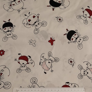 Può includere: Tessuto bianco con un motivo ripetuto di topi dei cartoni animati in bianco e nero con dettagli rossi. Il design include farfalle e fiori rossi. Un righello è visibile in basso.