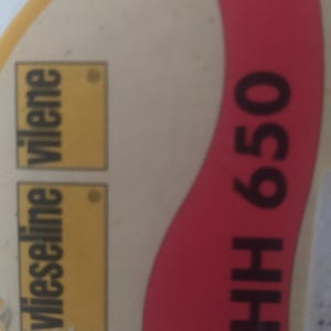 Puede incluir: Juego de tres tazas de cerámica con acabado mate moteado. Cada taza presenta un color diferente: azul claro, crema y gris. Las tazas tienen un diseño simple y moderno, ideal para café o té.