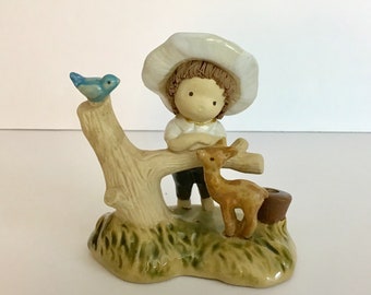 Figurine antique de garçon de porcelaine avec le cerf et l’oiseau