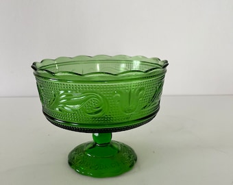Vintage smaragdgroene glazen compote-snuisterijschaal op snoepvoet