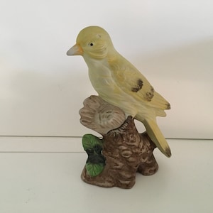 Stary ceramiczny ptak na gałęzi