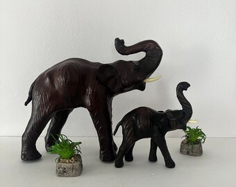 Vintage triumferande elefantfigur i läder med bebis