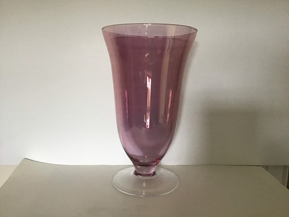 ヴィンテージの愛らしいクランベリーの大きなガラス花瓶 - Etsy 日本