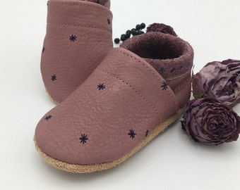 Crawling shoes made of leather in the color berry embroidered with star embroidery in dark blue, gift for newborns