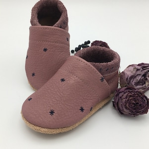 Crawling shoes made of leather in the color berry embroidered with star embroidery in dark blue, gift for newborns